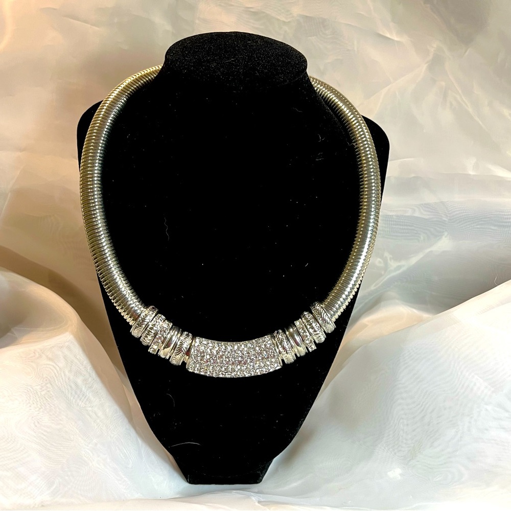 Beautiful contemporary choker.  Statement piece.  Has a unique magnetic clasp.